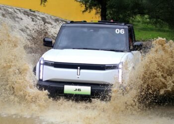 Saat Hujan Tak Lagi Bisa Ditebak, SUV Listrik Ini Memberi Rasa Aman di Setiap Perjalanan