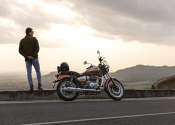 Royal Enfield menghadirkan Meteor 350 Sundowner Orange sebagai simbol kebebasan berkendara.