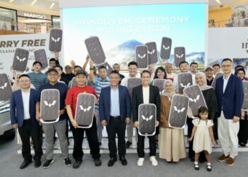 SUV Elektrifikasi Wuling Eksion Resmi Mengaspal Bersama Konsumen Pertama di Indonesia